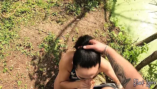 Blowjob luar ruangan dekat rawa - versi pov