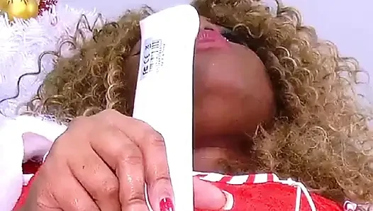 Neuling Nina rivera spielt mit ihrem neuen Spielzeug unter dem weihnachtsbaum