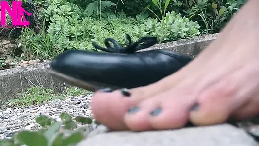 gaya shoeplay sama cewek kulit hitam dientot tanpa alas kaki di luar ruangan