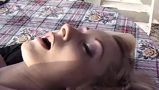 Французские лесбиянки развлекаются, лижут на улице