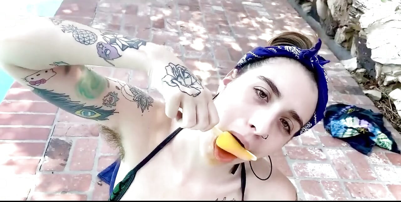 Bikini mùa hè nóng bỏng và nhiều lông
