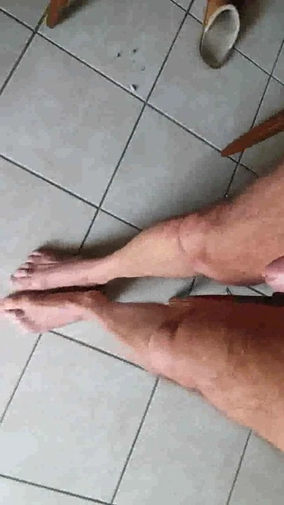 je jouis sur mes pieds