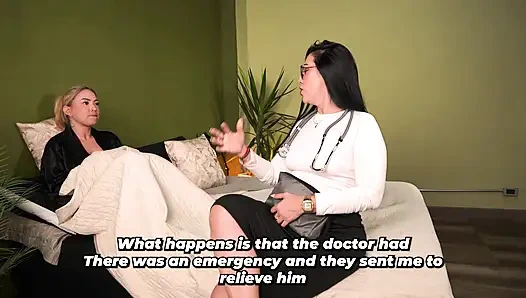 Ne harika bir hizmet! - Büyük götlü doktor büyük memeli sarışın bir hastayla lezbiyen seks yapıyor