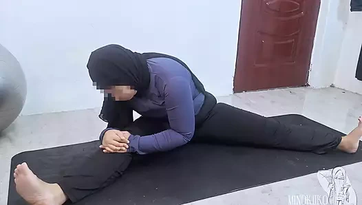 Gadis Berhijab Pamer Pantat Bahenolnya Dan Dimandiin Peju Sama Pelatihnya - Minokiiko