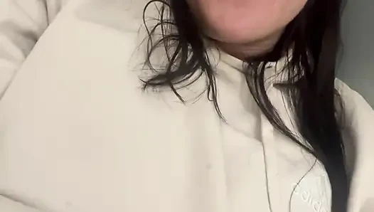 Care Aide kommt im öffentlichen badezimmer in der pause