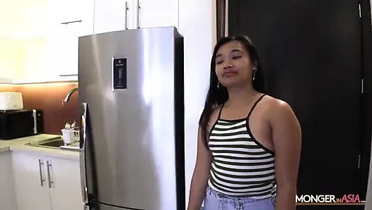Verzweifeltes philippinisches zimmermädchen fickt chef, um eine rechnung zu decken
