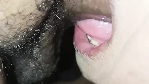 Penisini boğazından çıkarmadan emdi, sadece tamamen yumuşakken durdu.