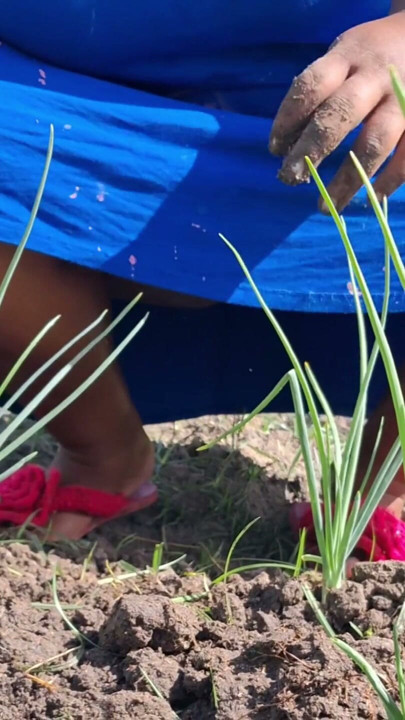 Zgodna maćeha je otišla u baštu u haljini bez gaćica, a komšija snimljen | Klip 1