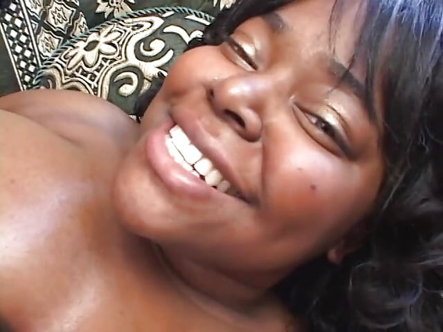 Caliente bbw gime mientras un enorme polo penetra su apretado coño mojado
