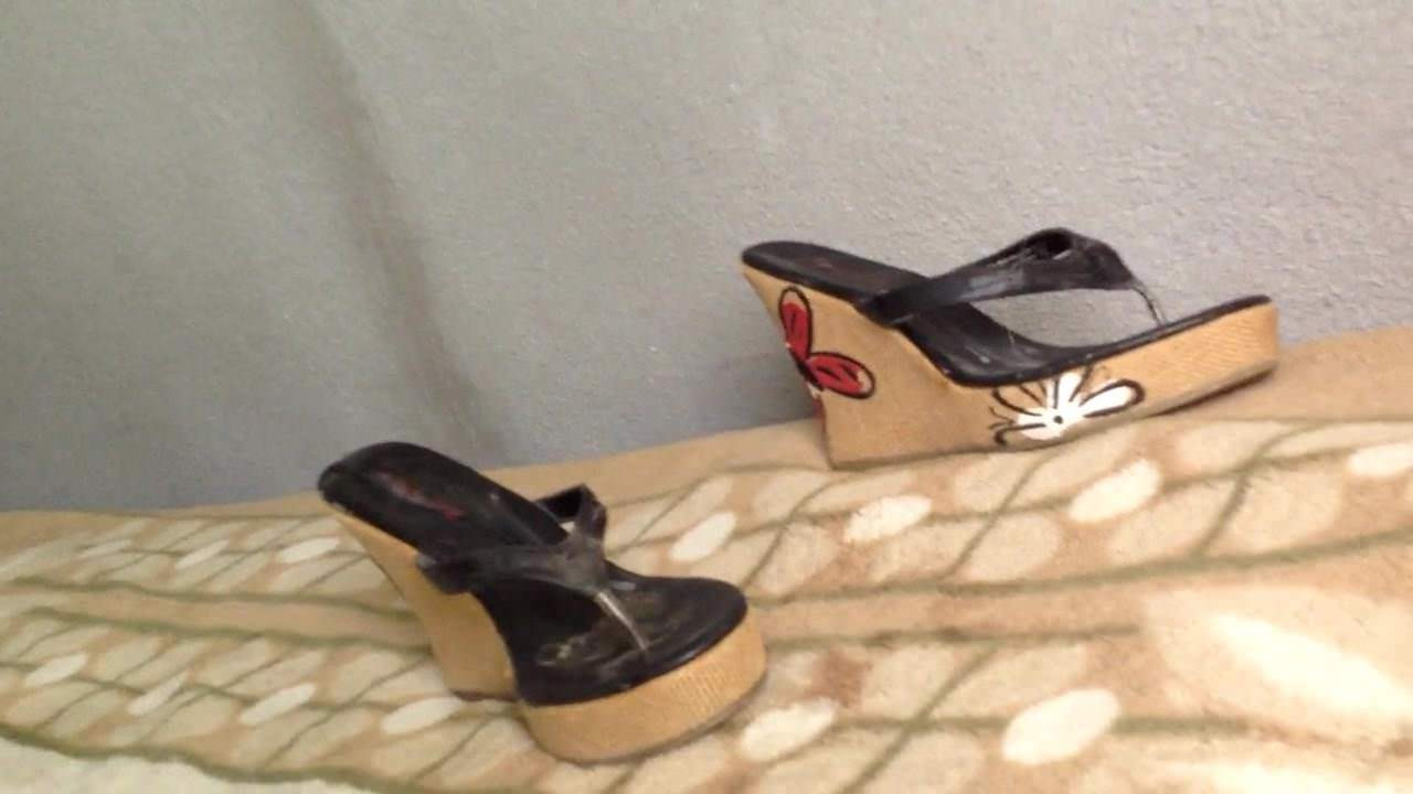 mecos en la sandalia