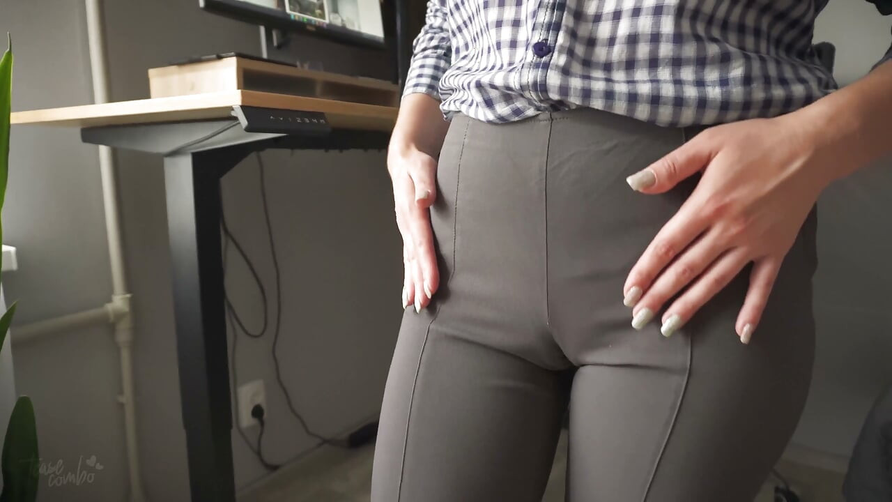 Secretária Safada Te Seduz com a Cameltoe nas Calças Apertadas