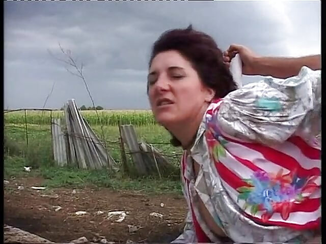 Żona rolnika zostaje wyruchana w kraju przez faceta z miasta