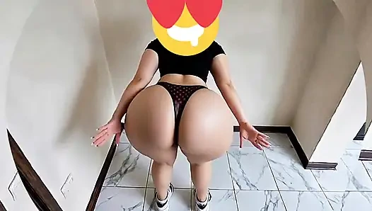 Посмотри на великолепные стринги этой женщины с большой попкой!