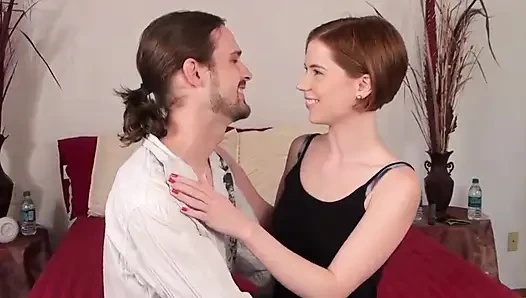 Desperate Amateurs Pepper hart zum ersten mal auf film bekommt ihre enge muschi von einem großen weißen schwanz hart geritten