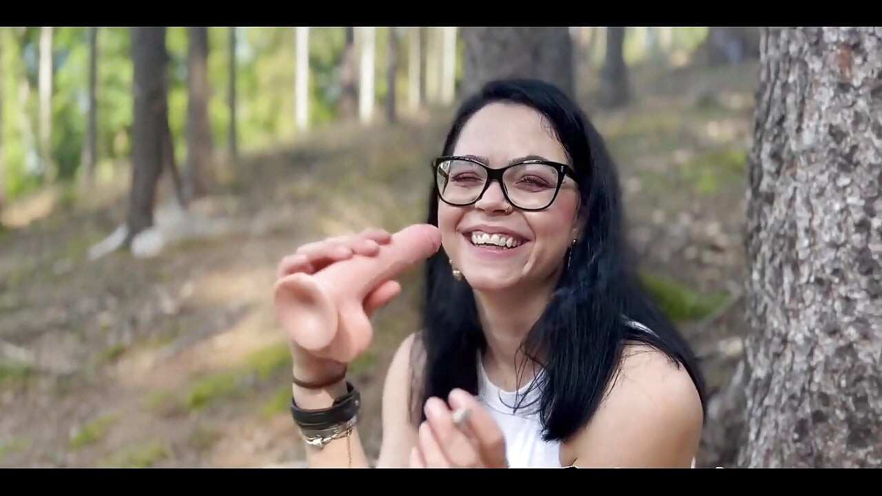 Fumând țigară și vibrator cu muie în pădure
