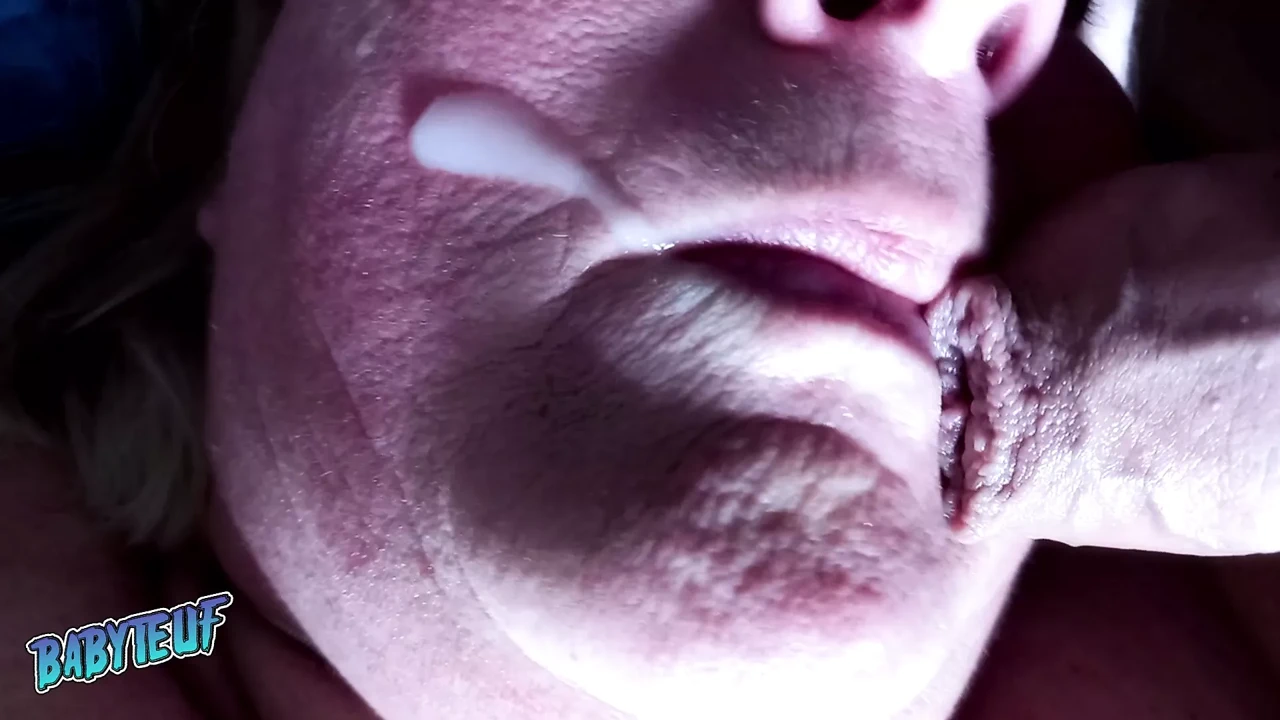 她的嘴里被精液填满，她吞了下去