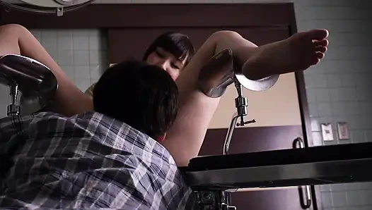 A074B07 Wenn eine krankenschwester, die sehr wie eine schauspielerin aussieht, Zeuge der masturbation eines patienten ...