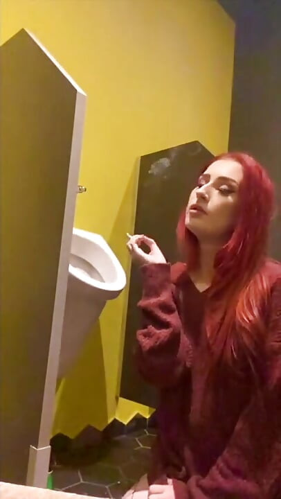 Rauchen in einem urinal