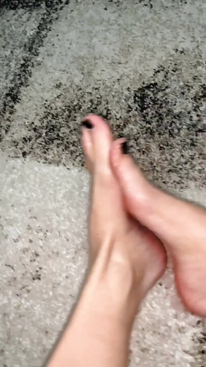 Brincando com meus pés com um óleo corporal e creme