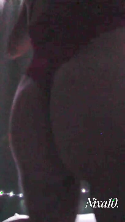 Gran culo Latino modela mientras sus padres duermen en casa