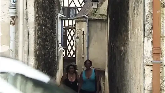 Olgun sarışın orta yaşlı seksi kadın azgın adamlar tarafından vahşi üçlü grup sekste derinden yumruklanıyor