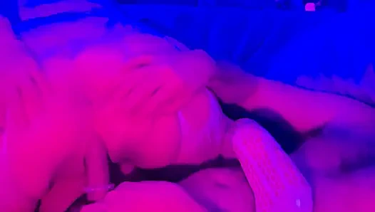 Настоящая подруга делает грязный минет с глубокой глоткой парню - домашнее любительское видео