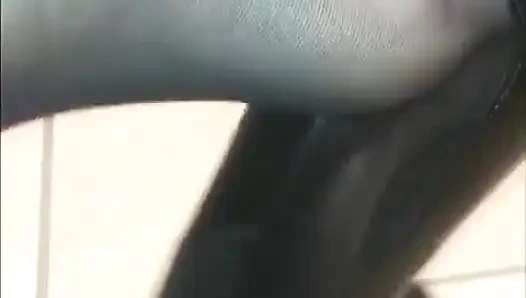 Nyllady играет с обувью и болтает в мебельном магазине