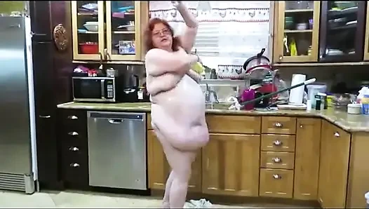 BBW-krankenschwester vicki wichst den nassen seifigen boden und spielt dann mit einem riesigen dildo und schwamm, während sie mit den frechen jungs spricht