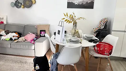 İnanılmaz derecede güzel ateşli sarışın üniversiteli kız moda çekimi için geliyor ve iç çamaşırlı erotik sekse dönüşüyor