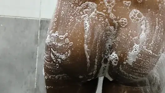 Принимая ванну с киской