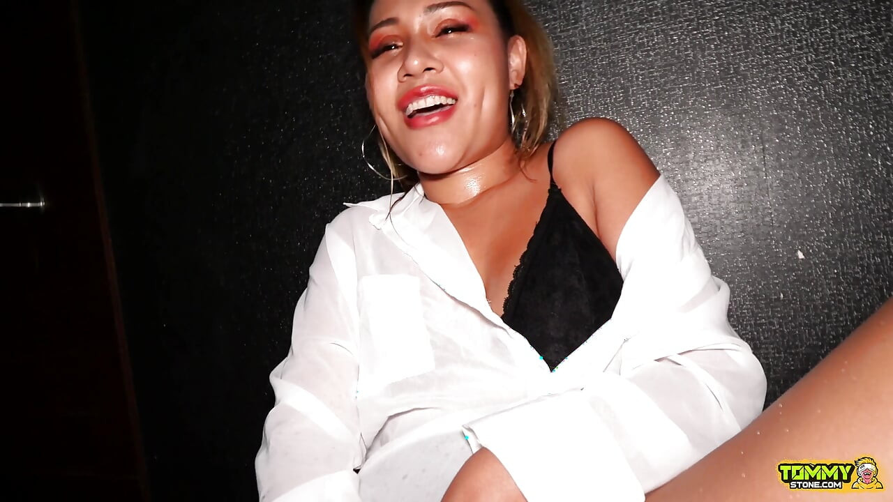 Tante nakal asia dengan toket besar lagi asik muasin memeknya sampai muncrat berkali-kali