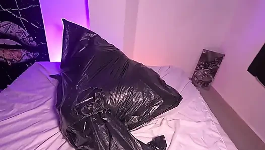 Девушка в мусорном мешке играет с ее дыханием