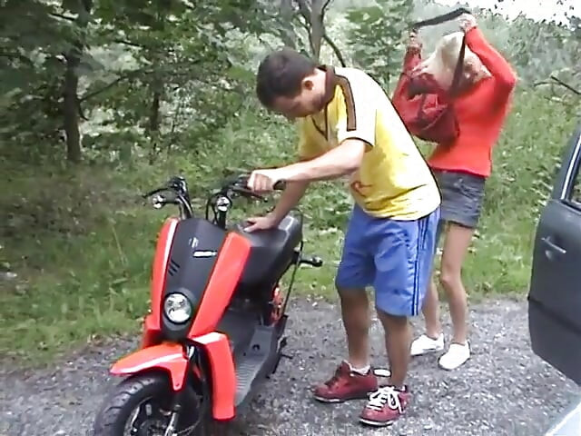 ヨーロッパの十代が拾い、道路の脇で犯さ