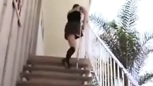 Сексуальная молодая девушка-ампутантка на лестнице