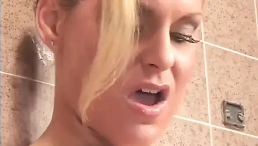 Blondine mit dicken möpsen fickt im schlafzimmer ... sperma auf titten