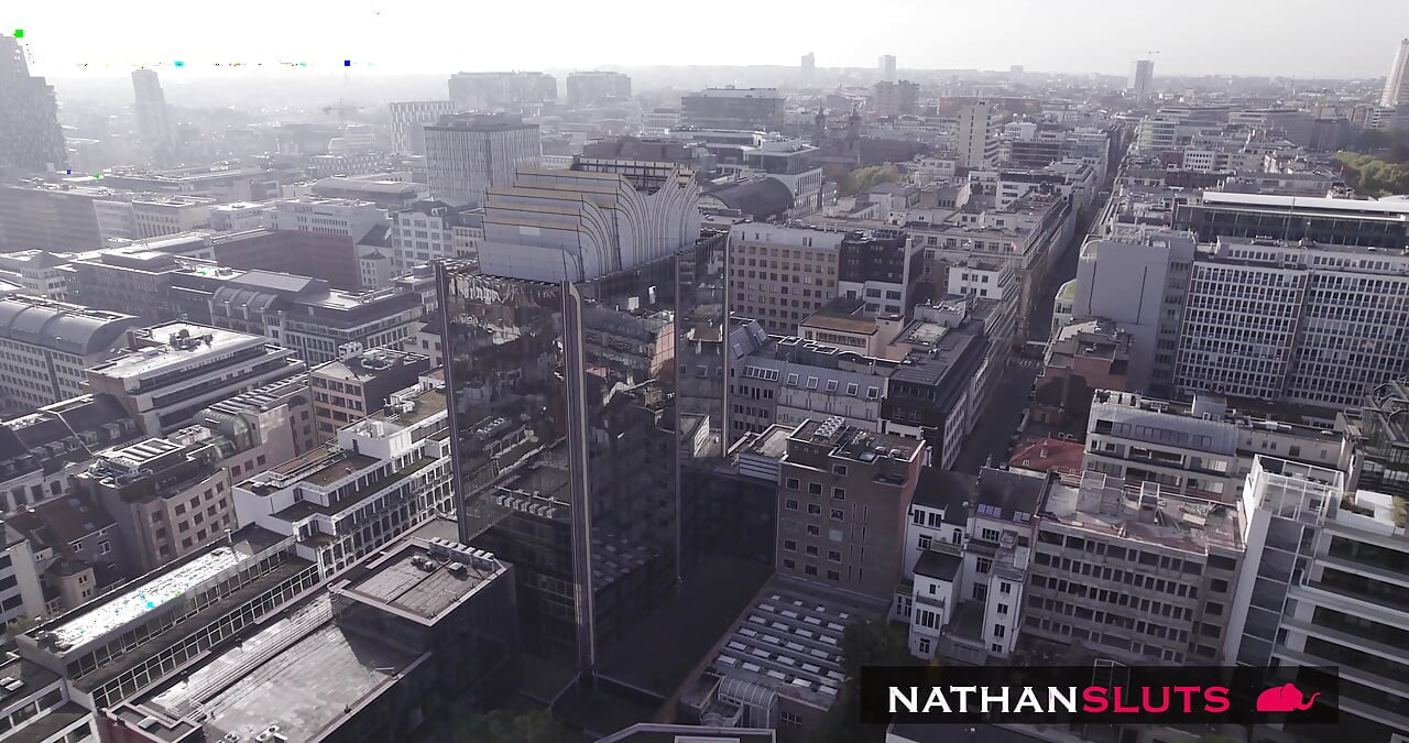 הפצצה הרוסית אנג'ל ריבאס לוקחת זין שחור בתחת במשרד