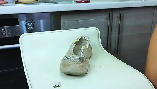 Gebrochene schuhe! Alice zerquetscht alte schmutzige schuhe teil 2