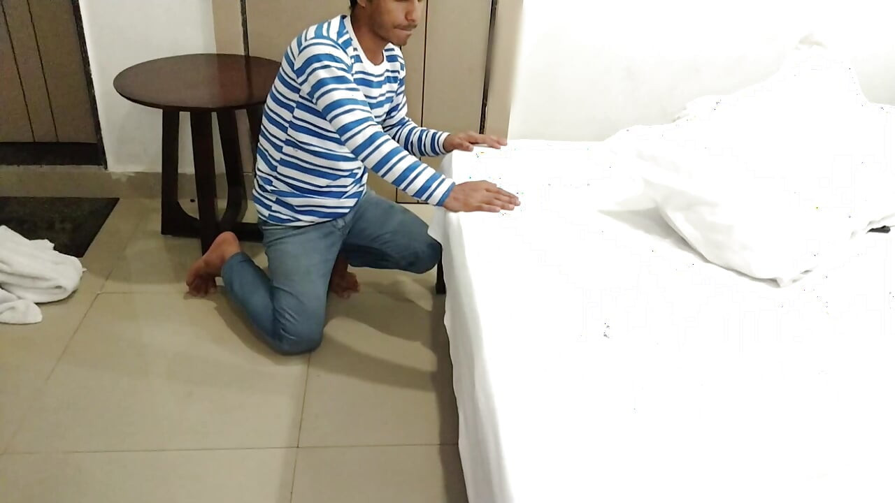 Naukrani ko new year bonus deke pel diya