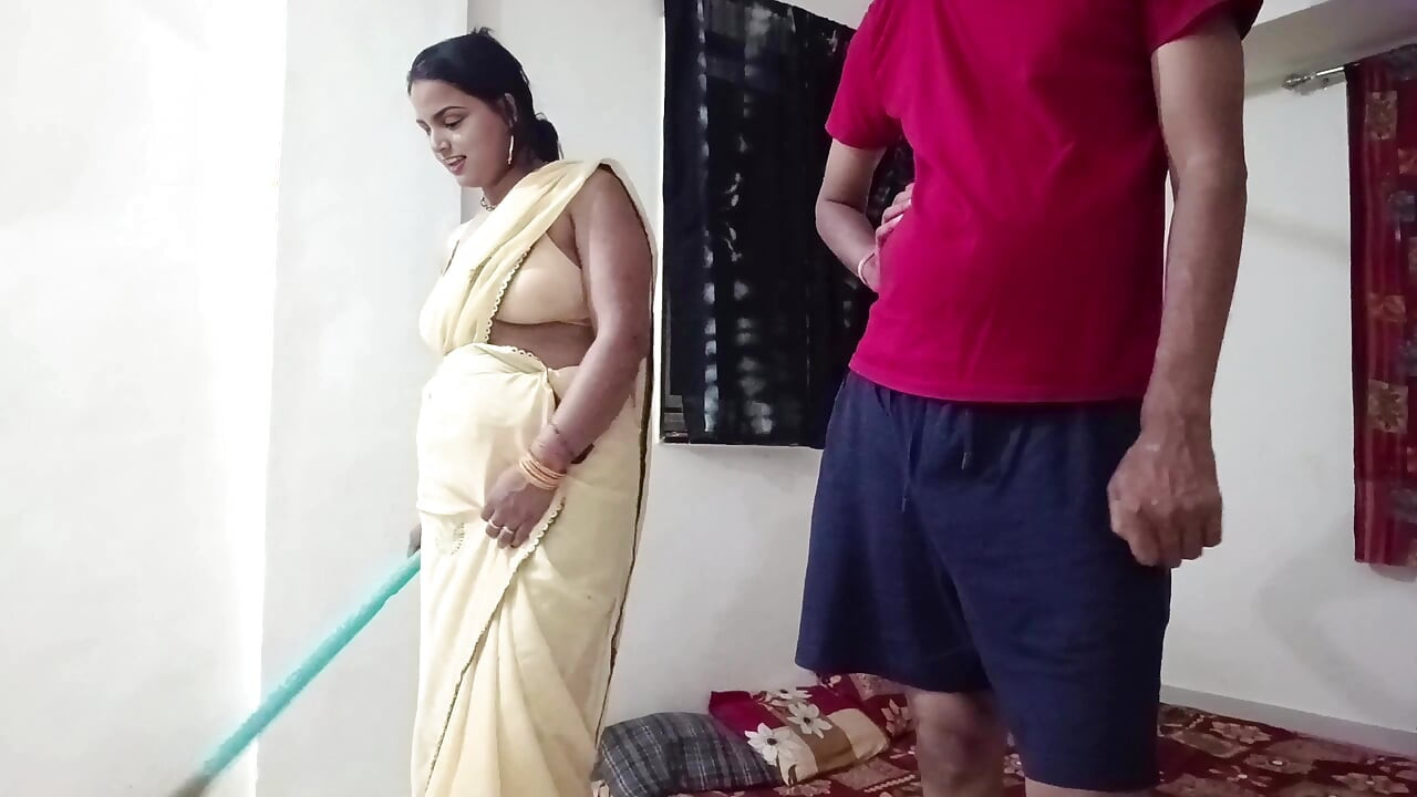Riya Bhabhi was sweeping her master's house, the owner made sexual relations by talking sexy.