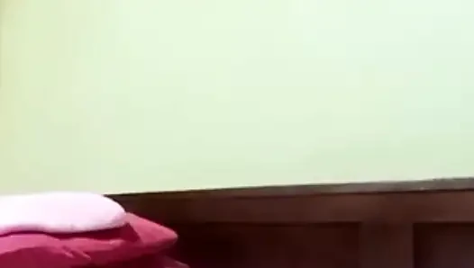 Kami berbicara sedikit kemudian kami membuat video seks untuk melepaskan nafsu kami