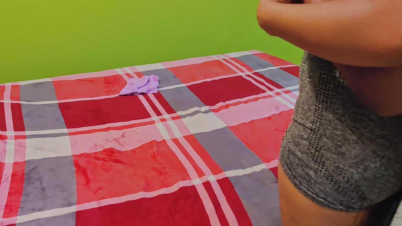 Όμορφη φίλη με μεγάλο κώλο καβαλάει τον πούτσο της καλύτερής της φίλης! - Μετά το γυμναστήριο