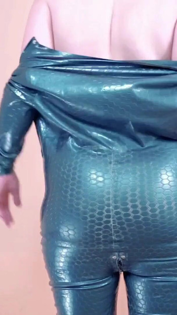 Unvergesslicher moment vom "tragen eines latex-catsuits"