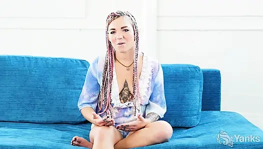 Pixie Lehaj amını yağlıyor