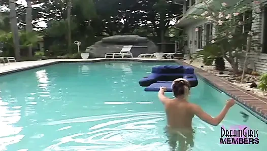 Outdoor pussy show and masturbation