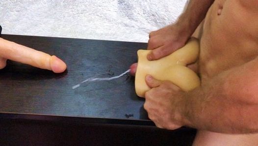 Doppia penetrazione in un culo di silicone