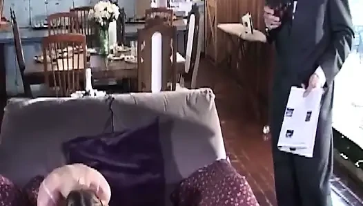 Olgun sarışın orta yaşlı seksi kadın kalın yarağı derine ve sert alıyor