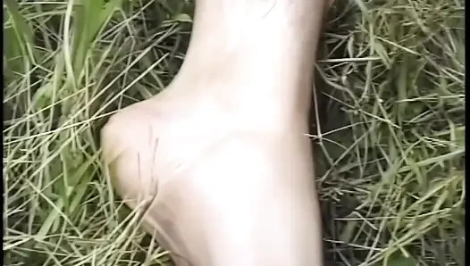 Echte lesben-liebhaberinnen lecken muschi im freien