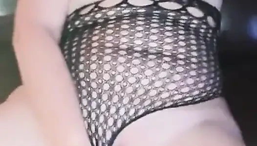 Курящая шлюшка трахает ее киску светящимся дилдо