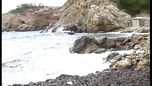 İri göğüslü harika hatun açık havada amını yalatıyor