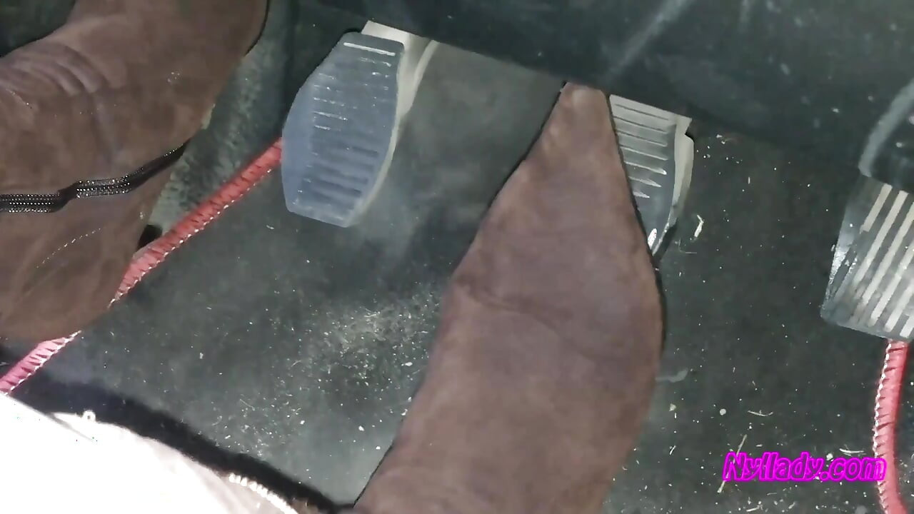 Nyllady управляет ее красным Punto в сапогах на высоких каблуках